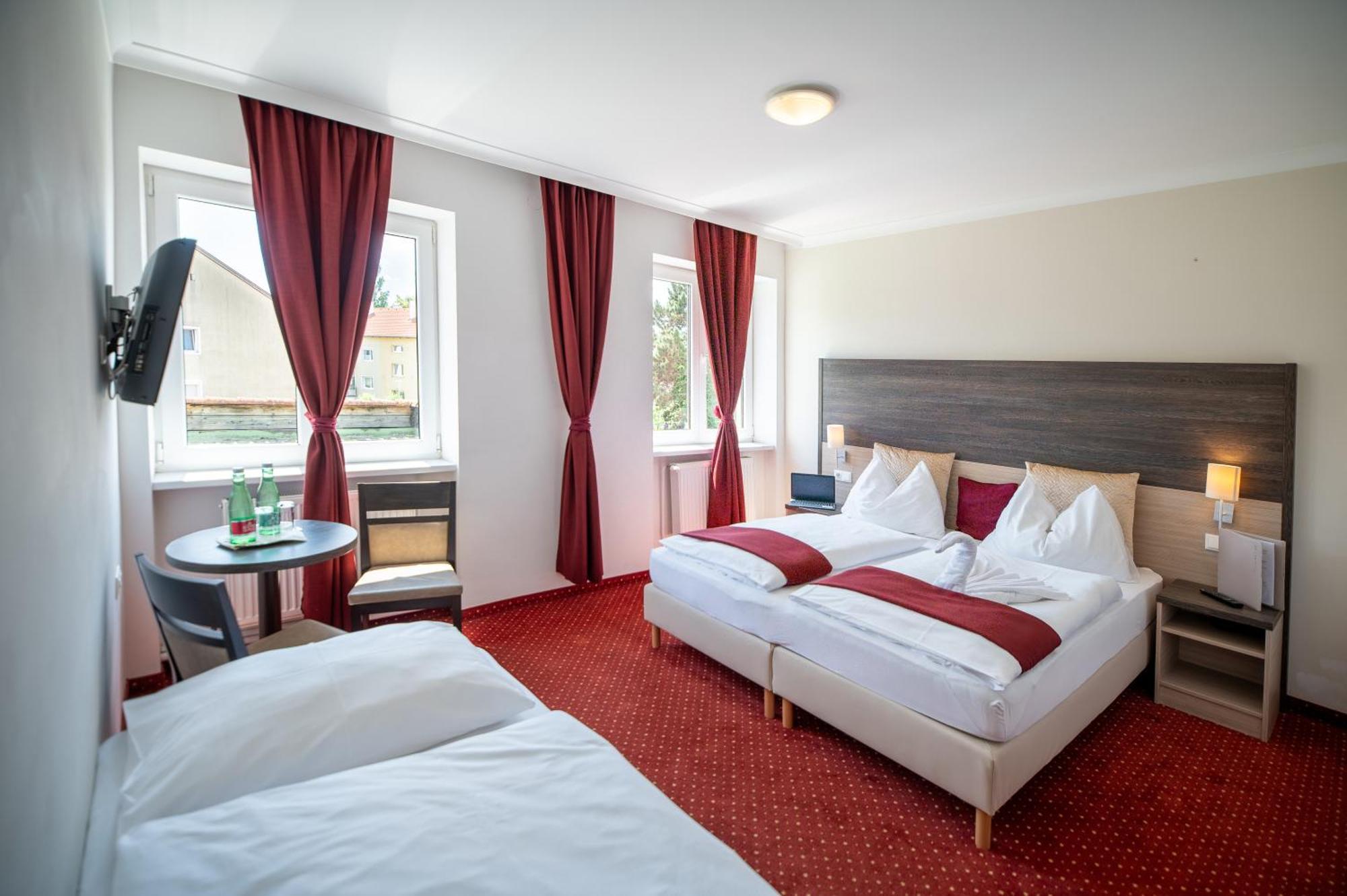 Hotel Marc Aurel Petronell Exteriör bild
