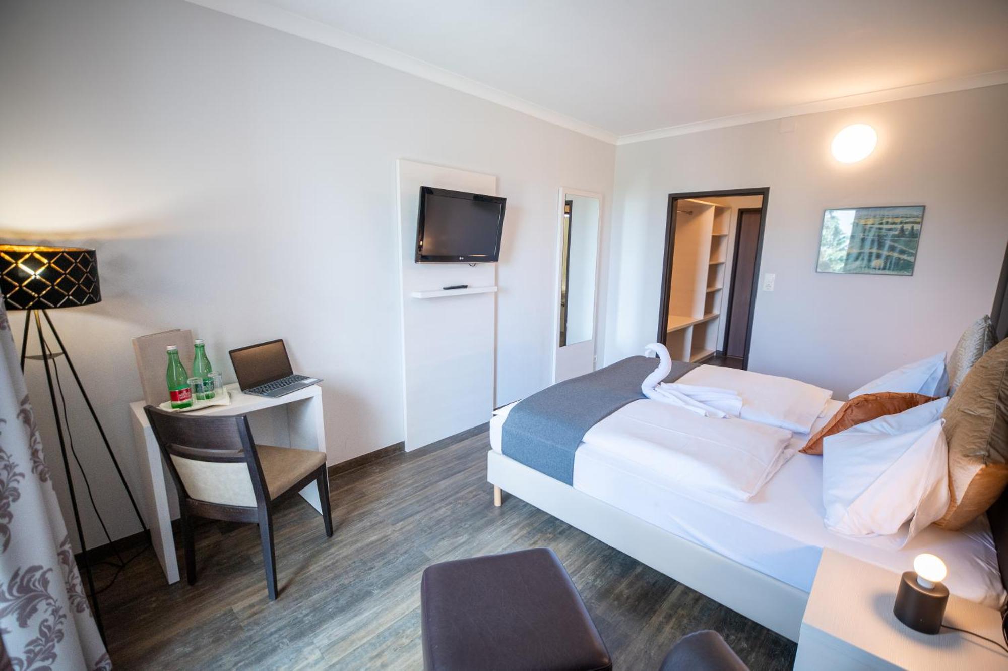 Hotel Marc Aurel Petronell Exteriör bild